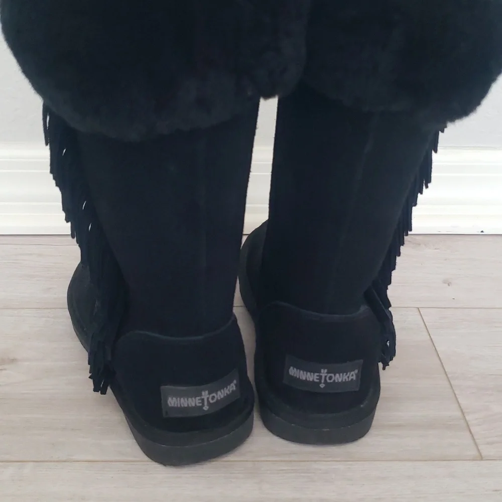 LNWOT! Minnetonka Fringe Boots 8